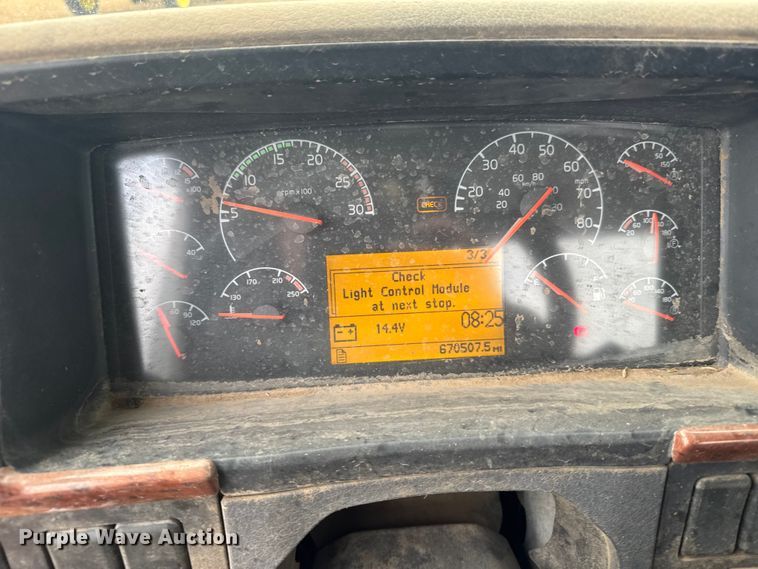 image for item EU6361 2006 Volvo VNL semi truck