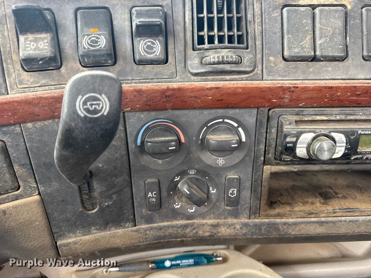 image for item EU6361 2006 Volvo VNL semi truck