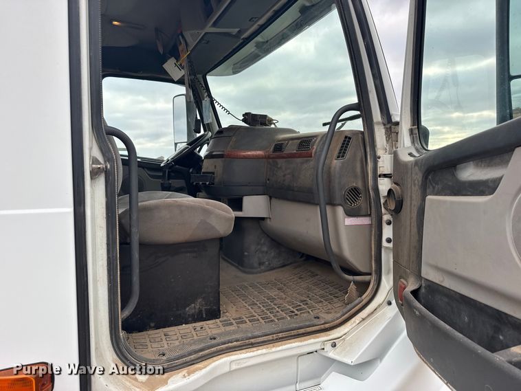 image for item EU6361 2006 Volvo VNL semi truck