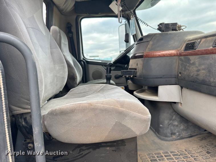 image for item EU6361 2006 Volvo VNL semi truck