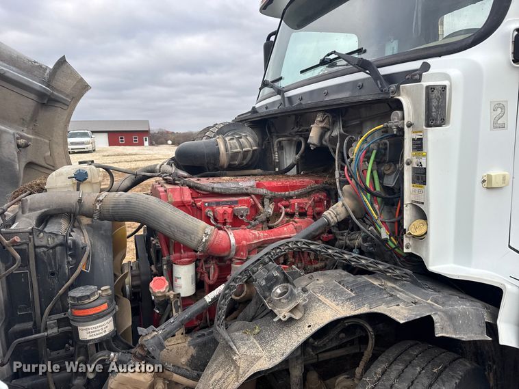 image for item EU6361 2006 Volvo VNL semi truck