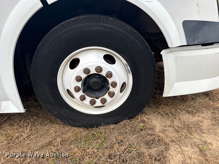 image for item EU6361 2006 Volvo VNL semi truck