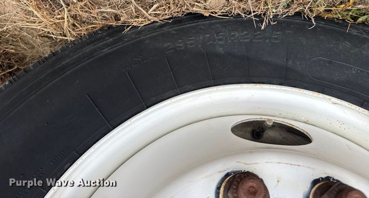 image for item EU6361 2006 Volvo VNL semi truck