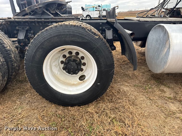 image for item EU6361 2006 Volvo VNL semi truck