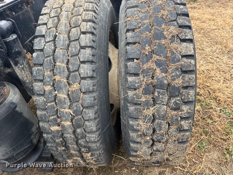 image for item EU6361 2006 Volvo VNL semi truck