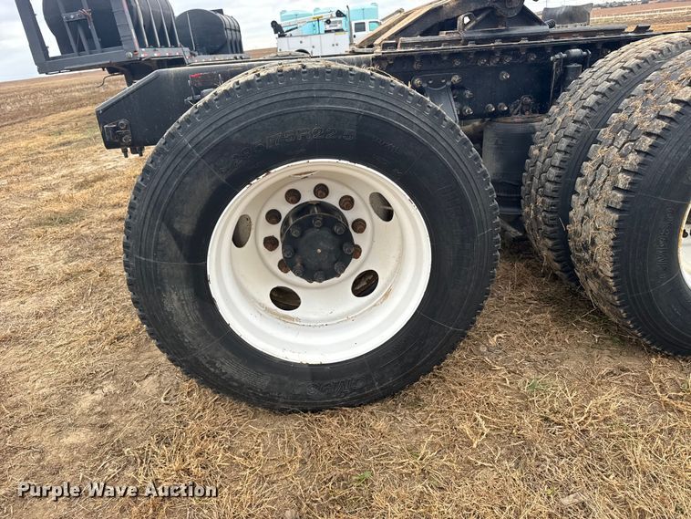 image for item EU6361 2006 Volvo VNL semi truck