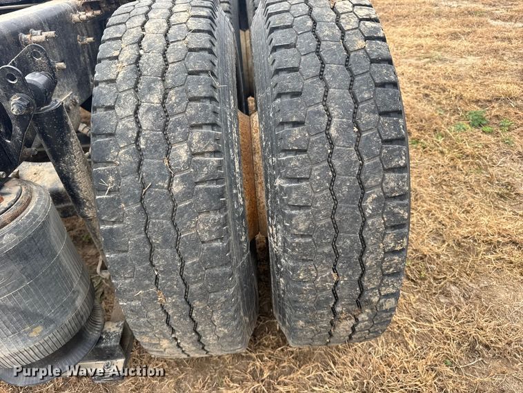 image for item EU6361 2006 Volvo VNL semi truck