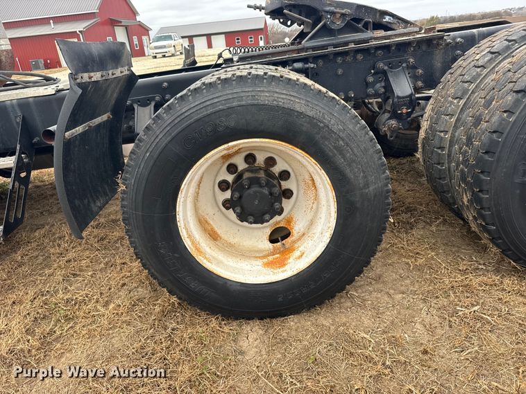 image for item EU6361 2006 Volvo VNL semi truck