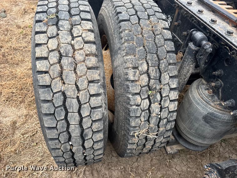 image for item EU6361 2006 Volvo VNL semi truck