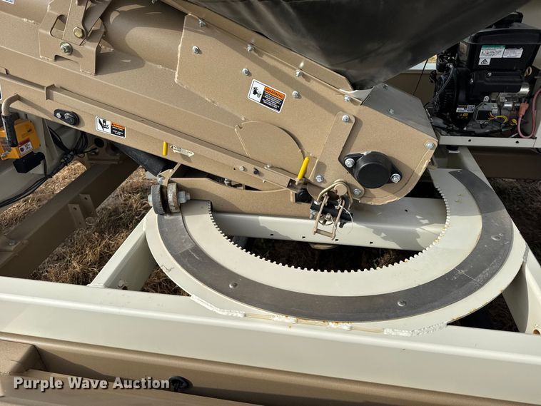 image for item EU6365 2023 Unverferth Seedrunner 2755 seed tender