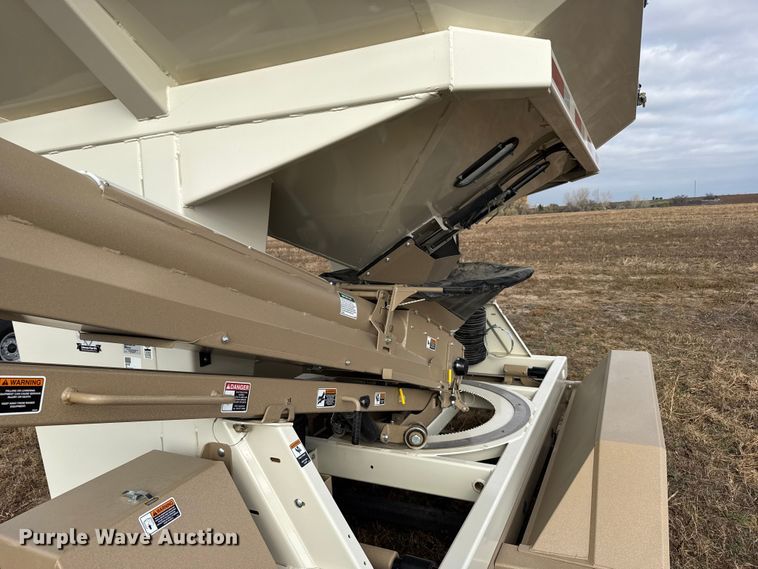 image for item EU6365 2023 Unverferth Seedrunner 2755 seed tender