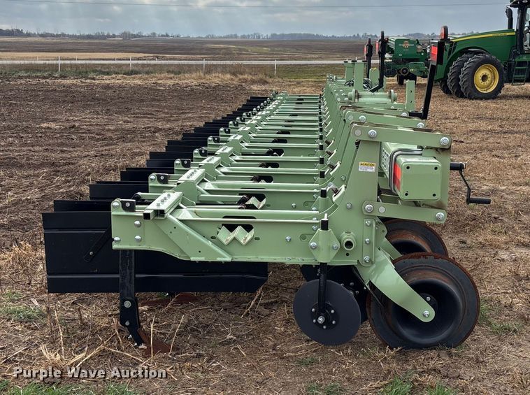 image for item EU6368 Orthman Unverferth 8375 row crop cultivator