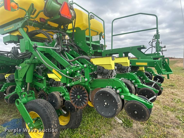 image for item EU6372 2017 John Deere 1795 Max Emerge split row no-till planter