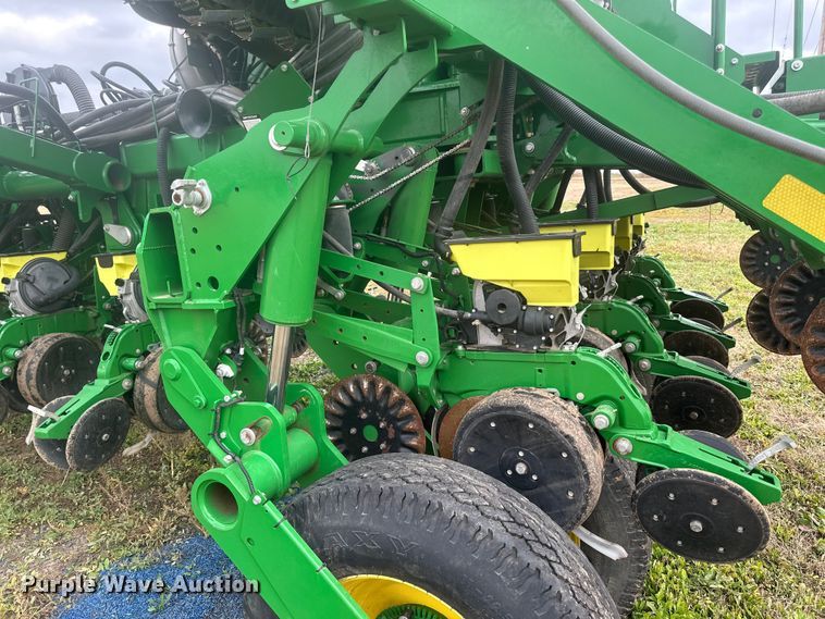 image for item EU6372 2017 John Deere 1795 Max Emerge split row no-till planter