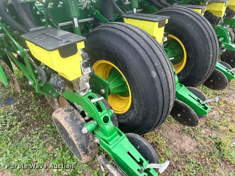 image for item EU6372 2017 John Deere 1795 Max Emerge split row no-till planter
