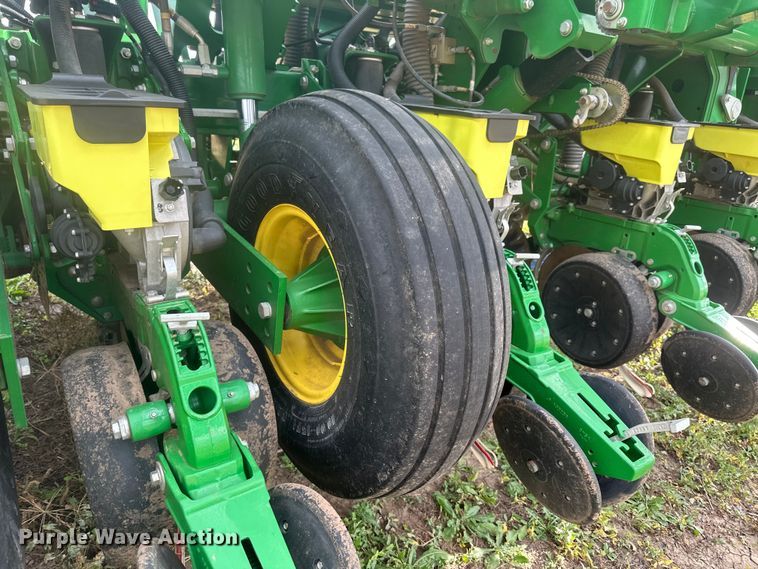 image for item EU6372 2017 John Deere 1795 Max Emerge split row no-till planter