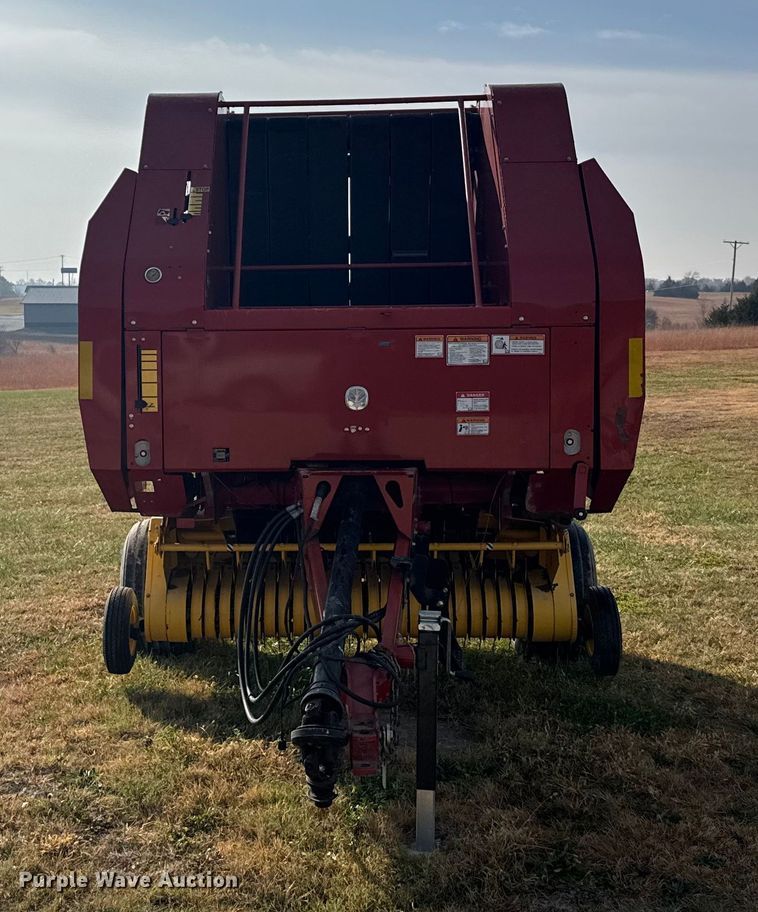 image for item EU6387 New Holland BR7070 round baler