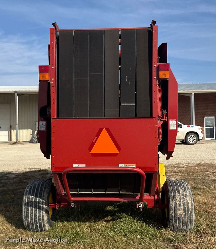 image for item EU6387 New Holland BR7070 round baler