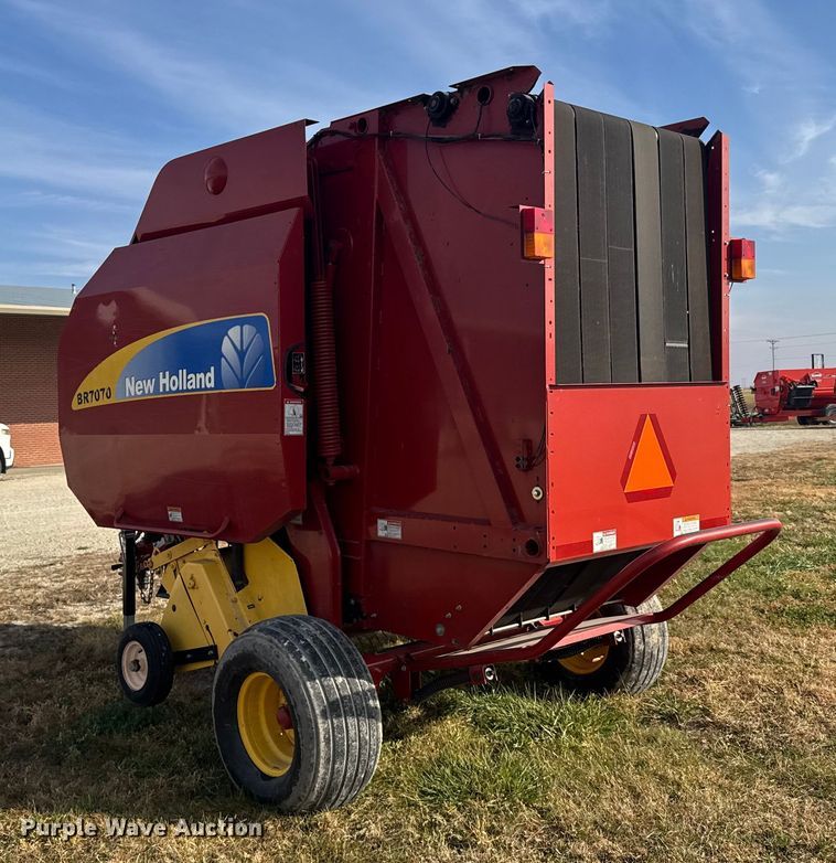 image for item EU6387 New Holland BR7070 round baler