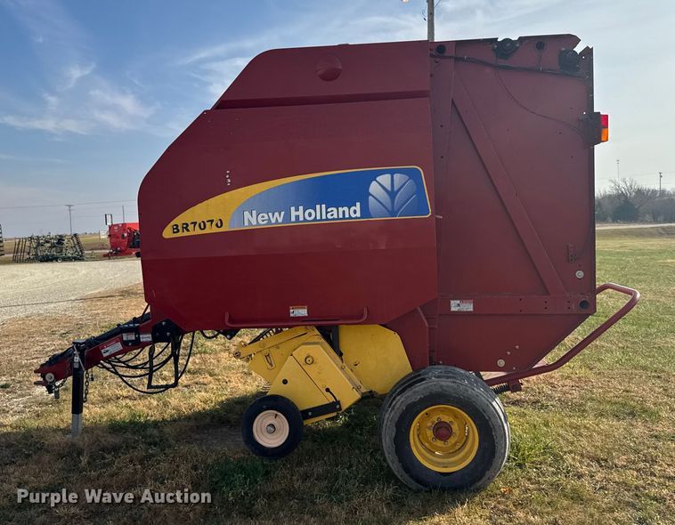 image for item EU6387 New Holland BR7070 round baler
