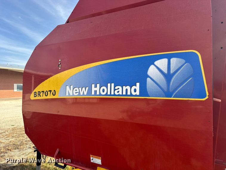 image for item EU6387 New Holland BR7070 round baler