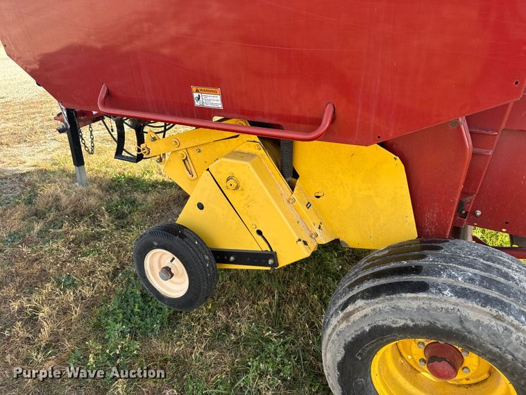 image for item EU6387 New Holland BR7070 round baler