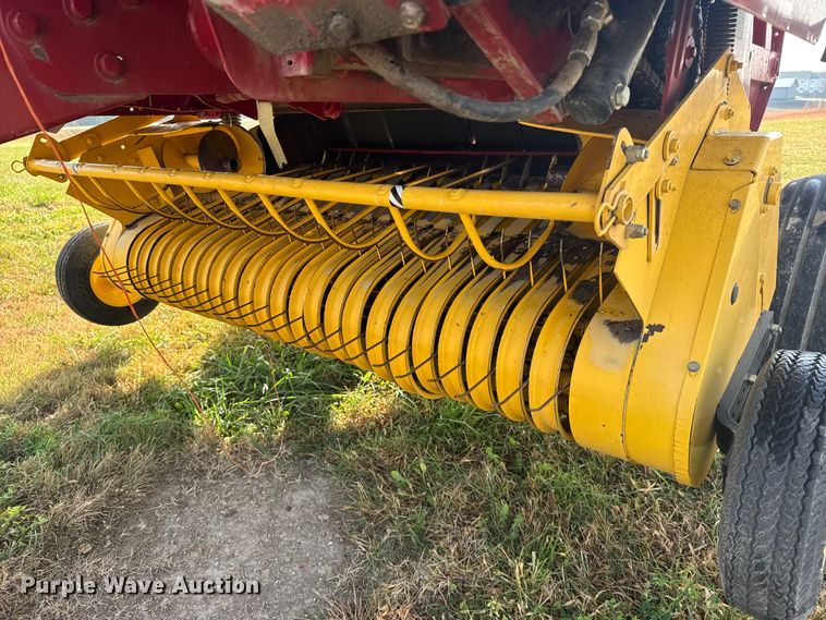 image for item EU6387 New Holland BR7070 round baler