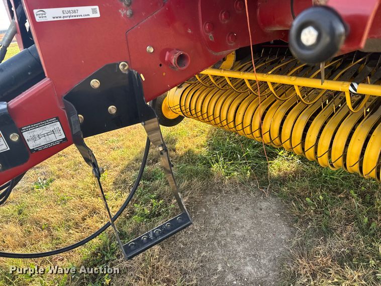 image for item EU6387 New Holland BR7070 round baler