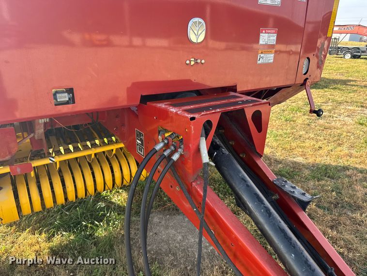 image for item EU6387 New Holland BR7070 round baler