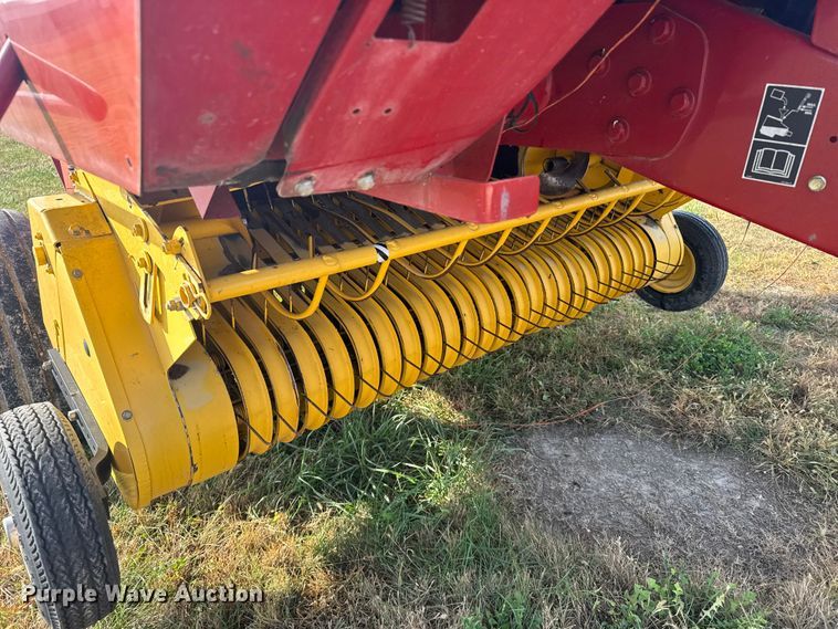 image for item EU6387 New Holland BR7070 round baler