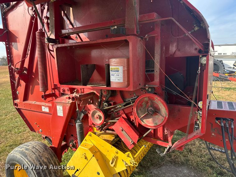 image for item EU6387 New Holland BR7070 round baler