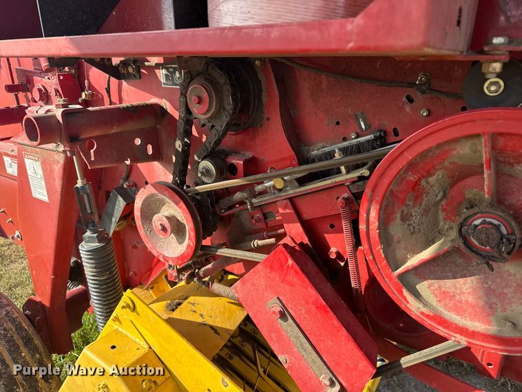 image for item EU6387 New Holland BR7070 round baler