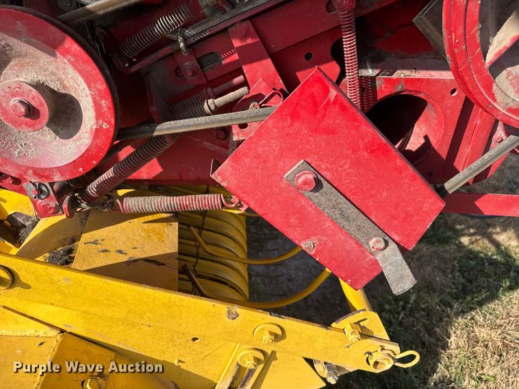 image for item EU6387 New Holland BR7070 round baler