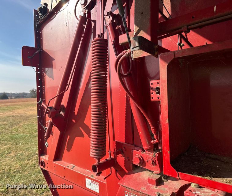 image for item EU6387 New Holland BR7070 round baler