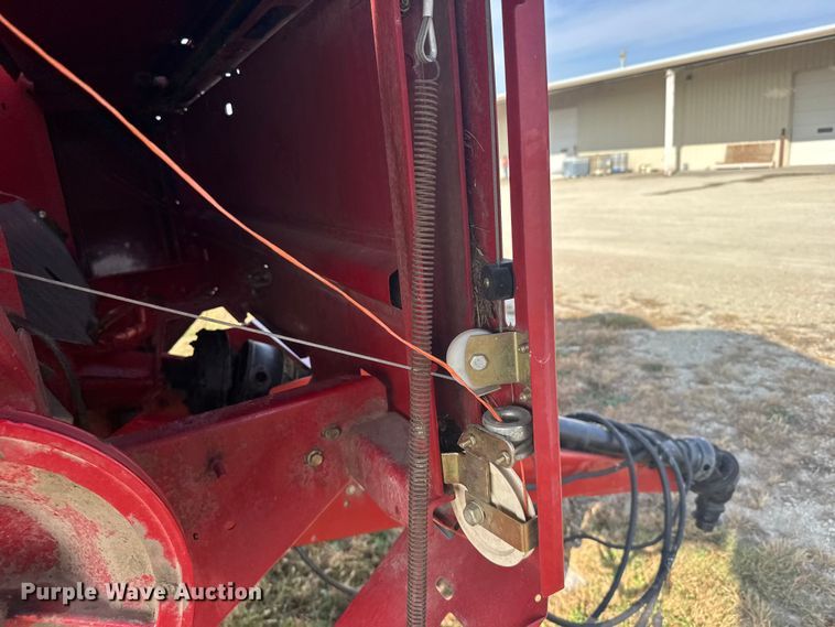 image for item EU6387 New Holland BR7070 round baler