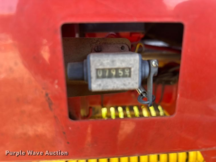 image for item EU6387 New Holland BR7070 round baler