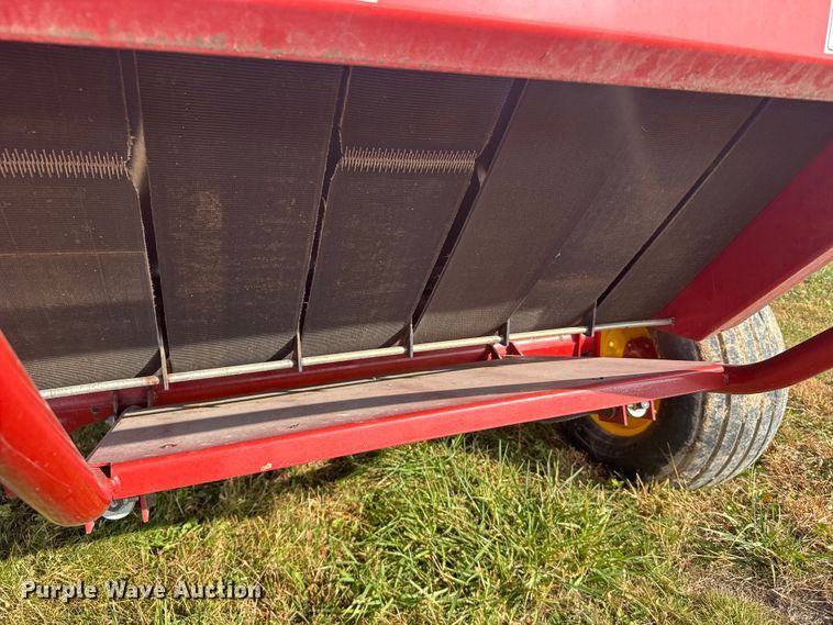 image for item EU6387 New Holland BR7070 round baler