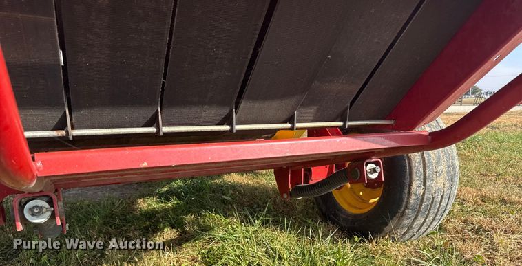 image for item EU6387 New Holland BR7070 round baler