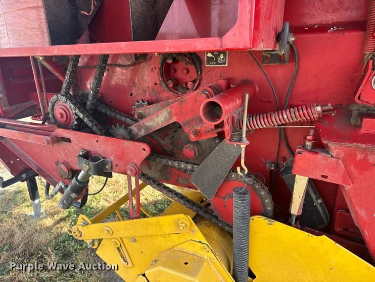 image for item EU6387 New Holland BR7070 round baler