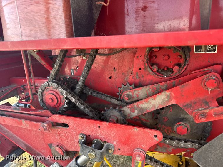 image for item EU6387 New Holland BR7070 round baler