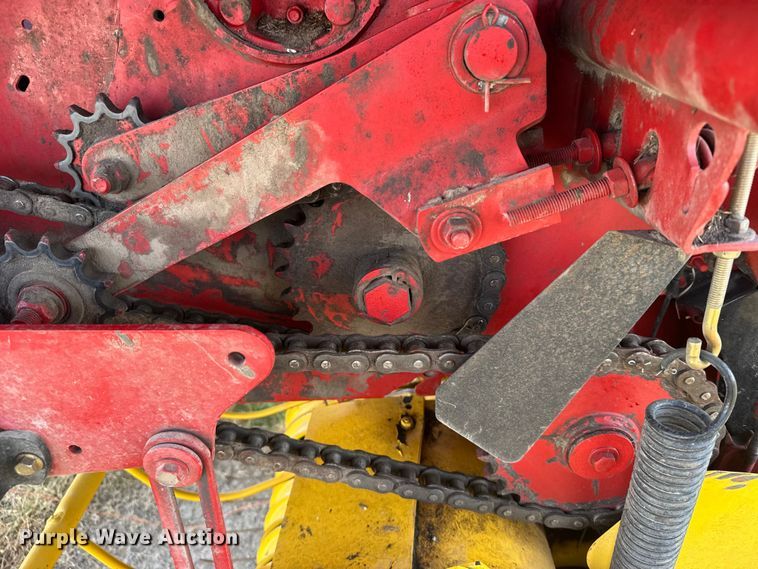 image for item EU6387 New Holland BR7070 round baler