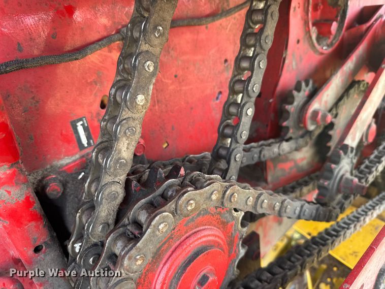 image for item EU6387 New Holland BR7070 round baler