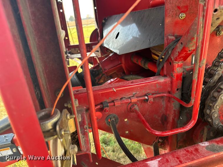 image for item EU6387 New Holland BR7070 round baler