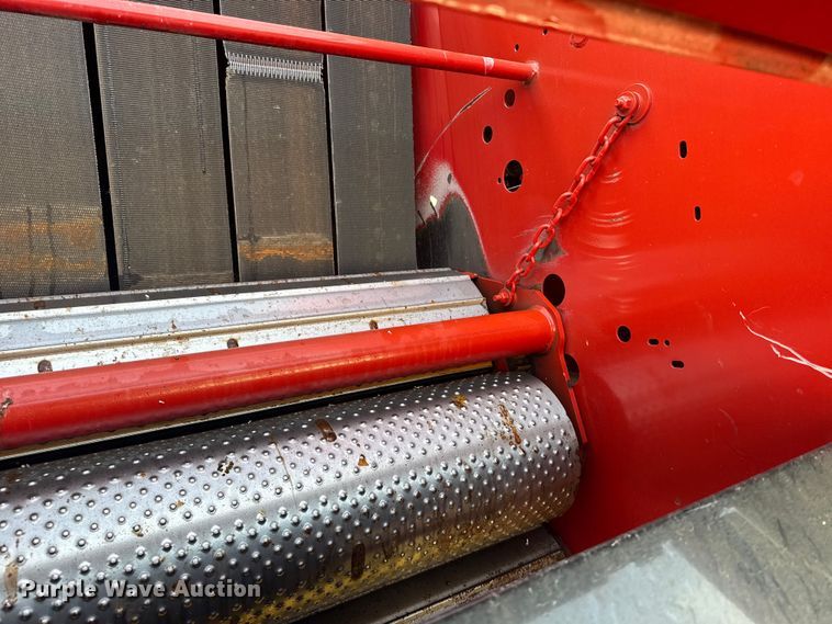 image for item EU6387 New Holland BR7070 round baler