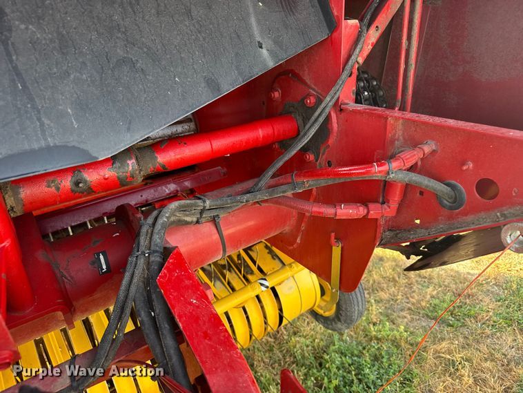 image for item EU6387 New Holland BR7070 round baler