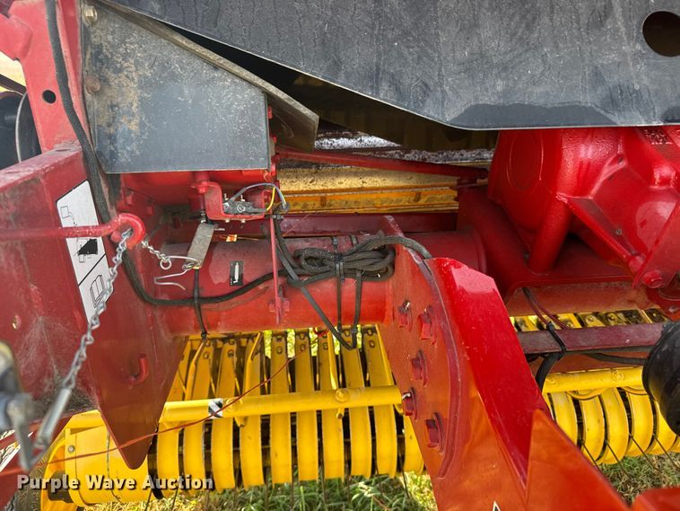 image for item EU6387 New Holland BR7070 round baler