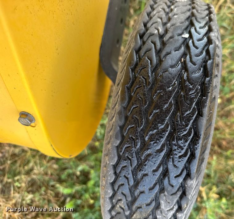 image for item EU6387 New Holland BR7070 round baler