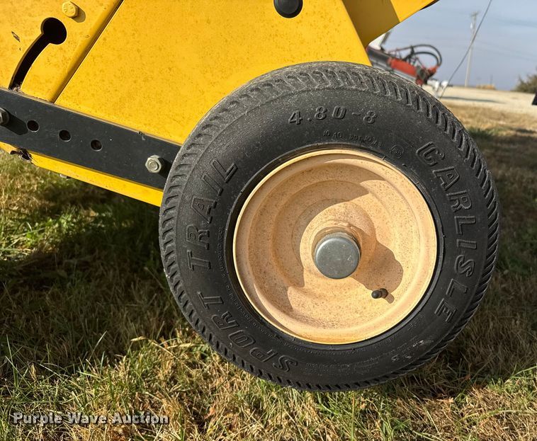 image for item EU6387 New Holland BR7070 round baler