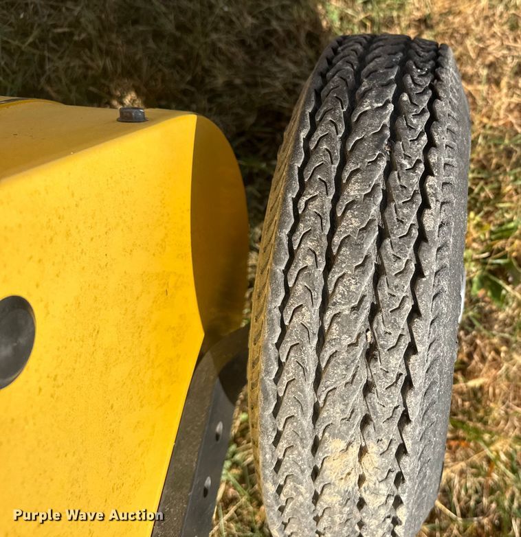 image for item EU6387 New Holland BR7070 round baler