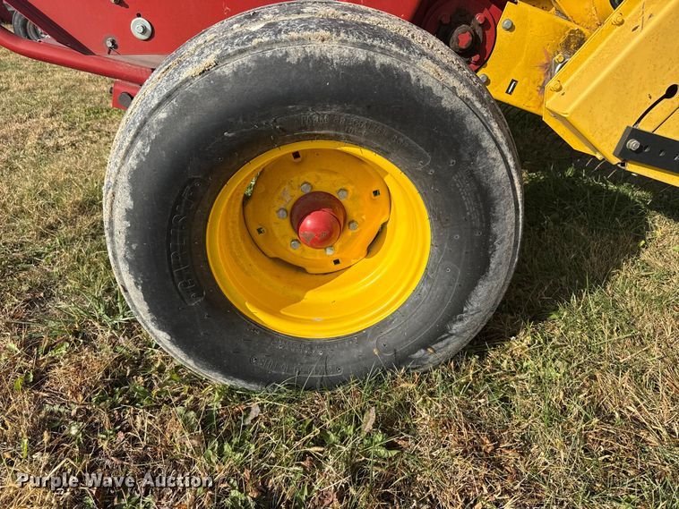 image for item EU6387 New Holland BR7070 round baler